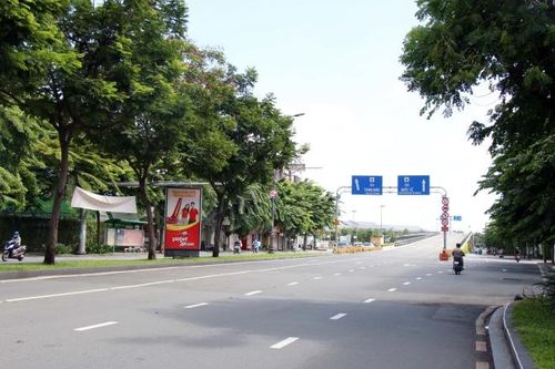 Đường Trường Sơn lối vào Cảng hàng không quốc tế Tân Sơn Nhất khá vắng vẻ. Ảnh: Tiến Lực – TTXVN