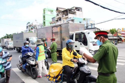 Trong sáng 2/8/2021, các phương tiện lưu thông chủ yếu là xe tải chở hàng hóa và lực lượng shipper cùng người làm các công việc được phép theo quy định. Ảnh: Tiến Lực – TTXVN