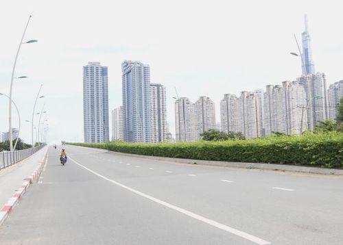 Phương tiện di chuyển thưa thớt trên cầu Thủ Thiêm 1, hướng từ trung tâm Quận 1 về thành phố Thủ Đức. Ảnh: Trần Xuân Tình - TTXVN