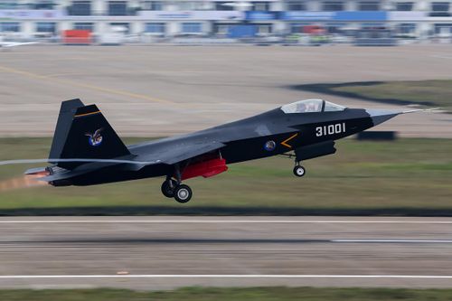 Còn mẫu J-31 (hoặc FC-31) nhỏ hơn, do tư nhân phát triển về cơ bản là phiên bản nhái của F-35 Lightning; theo nghi vấn, J-31 hoàn toàn có thể sử dụng thiết kế bị hack từ máy tính của công ty Lockheed. Hiện J-31 vẫn đang trong quá trình thử nghiệm và chỉ giành để xuất khẩu.