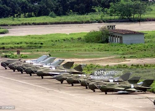 Mặc dù sở hữu số lượng máy bay chiến đấu đông đảo, nhưng Trung Quốc thiếu phi công giỏi và học thuyết không quân tiên tiến, điều này ảnh hưởng nhiều đến khả năng chiến đấu của Không quân Trung Quốc. Do vậy, Không quân Trung Quốc đông, nhưng không hẳn mạnh. Nguồn ảnh: Sina.