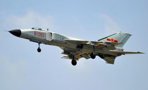 Biến thể kế nhiệm J-8II được cải tiến trên phiên bản cũ với radar của Israel và hình mũi nhọn mới, cửa hút khí chuyển sang hai bên, biến nó trở thành vũ khí hạng nặng, nhưng có tốc độ nhanh giống như tiêm kích F-4 Phantom. Khoảng 150 chiếc J-8II vẫn đang hoạt động. 