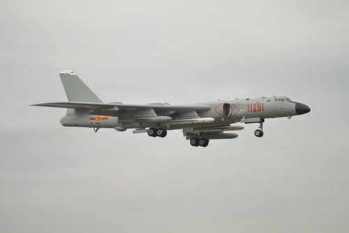 Một bản sao khác là Xi'an H-6, một máy bay ném bom hạng trung hai động cơ, dựa trên Tu-16 Badger, được Liên Xô phát triển vào đầu những năm 1950. Đây cũng là máy bay ném bom duy nhất của Không quân Trung Quốc hiện nay, nhưng tải trọng bom của H-6 chỉ là 8 tấn, ngang bằng với máy bay chiến đấu F-15 và kém xa tính năng so với B-52 của Mỹ hoặc Tu-95 Bear của Nga.