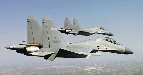 Các phiên bản từ Su-27 của Trung Quốc, về mặt lý thuyết ngang hàng với các máy bay chiến đấu thế hệ thứ tư như F-15 và F-16. Tuy nhiên, chúng được trang bị động cơ phản lực cánh quạt WS-10 sản xuất trong nước, vốn đã gặp nhiều vấn đề về kỹ thuật nghiêm trọng và khó tạo ra đủ lực đẩy.