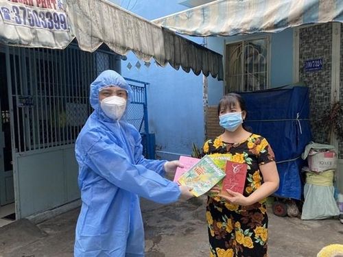 Tặng sách cho người dân trong khu vực giãn cách. (Nguồn: Doanhnhansaigon)