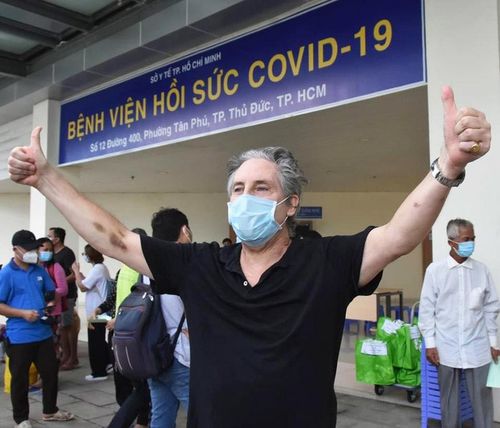 Một bệnh nhân Covid-19 người Anh được xuất viện sau 14 ngày điều trị. Ảnh: BVCR.