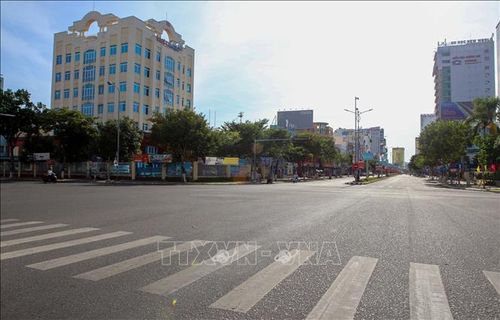 Các tuyến đường tại thành phố Đà Nẵng thưa vắng người đi lại để phòng chống dịch, sáng 1/8. Ảnh: Trần Lê Lâm/TTXVN