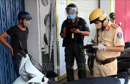 Kiểm tra người dân tỉnh Sóc Trăng ra đường, nếu không có lý do chính đáng sẽ xử lý theo quy định. Ảnh: TTXVN phát