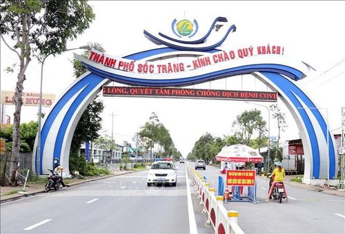 Chốt kiểm soát dịch COVID-19 tại thành phố Sóc Trăng. Ảnh: TTXVN phát