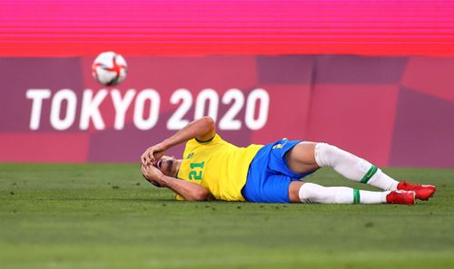 Trong một tình huống va chạm với cầu thủ Mexico ở phút 74, Gabriel Martinelli của Brazil ngã ra sân đau đớn.