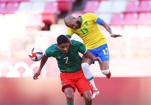 Brazil nỗ lực tấn công để giải quyết trận đấu trong 90 phút. Thế nhưng họ vấp phải sự phản kháng mạnh mẽ từ Mexico. Trận đấu do đó buộc phải kéo dài tới hiệp phụ.