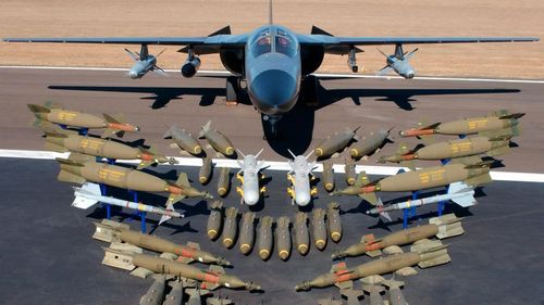Australia trước đây là khách hàng duy nhất của máy bay chiến đấu tấn công tầm xa F-111 của Mỹ, được sử dụng như một vũ khí răn đe chính đối với nước láng giềng Indonesia, do khả năng tấn công chính xác tiên tiến. Nếu Australia được trang bị B-21, sẽ sử dụng cho các mục đích tương tự, nhưng trên một phạm vi rộng hơn nhiều.