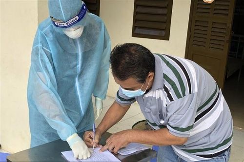Người dân ký giấy hoàn thành thủ tục xuất viện ở Bệnh viện dã chiến số 1, TP.HCM (Ảnh: HCDC)