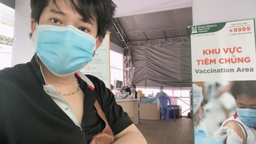 Diễn viên điện ảnh Chấn Cường tại điểm tiêm vắc-xin