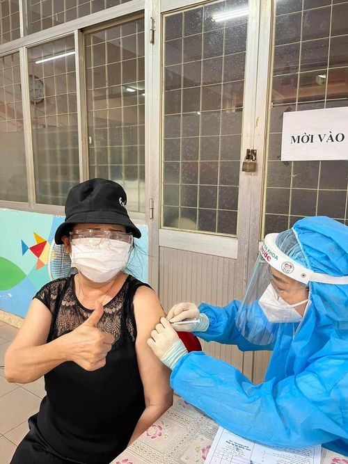 NS Thanh Hằng chia sẻ niềm vui khi được tiêm vắc-xin