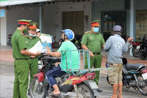 Bạc Liêu thành lập thêm nhiều Tổ tuần tra lưu động để nâng cao chất lượng kiểm tra, kiểm soát người dân ra đường trong thời gian thực hiện giãn cách xã hội phòng, chống dịch bệnh COVID-19. Ảnh: Chanh Đa/TTXVN