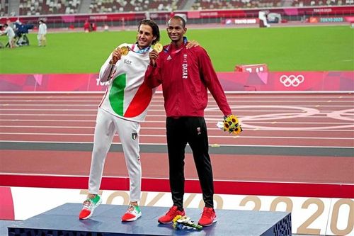Tamberi (trái) và Barshim chia sẻ tấm huy chương vàng.