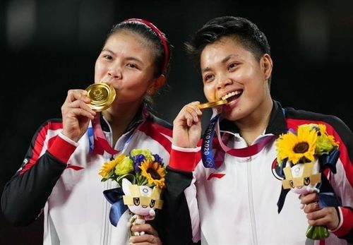 Greysia Polii và Apriyani Rahayu giúp cầu lông Indonesia có tấm huy chương lịch sử.