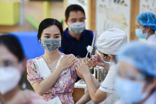  Thành phố đặt mục tiêu tiêm vaccine Covid-19 cho 70% người từ 18 tuổi trở nên vào tháng 8. Ảnh: Duy Hiệu. 