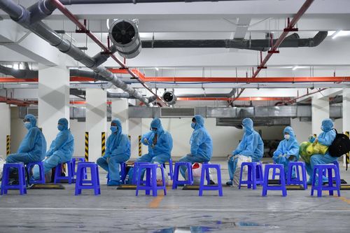  F0 xếp hàng chờ nhập viện tại bệnh viện dã chiến. Ảnh: Chí Hùng. 