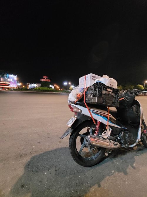  Chiếc xe máy của Bảo chở theo nhiều vật dụng và thuốc đến với bệnh nhân. 