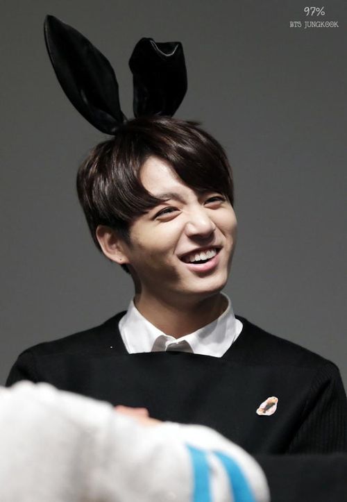Mỗi khi nở nụ cười tươi, Jungkook trông ngây thơ y hệt 1 chú thỏ con đáng yêu