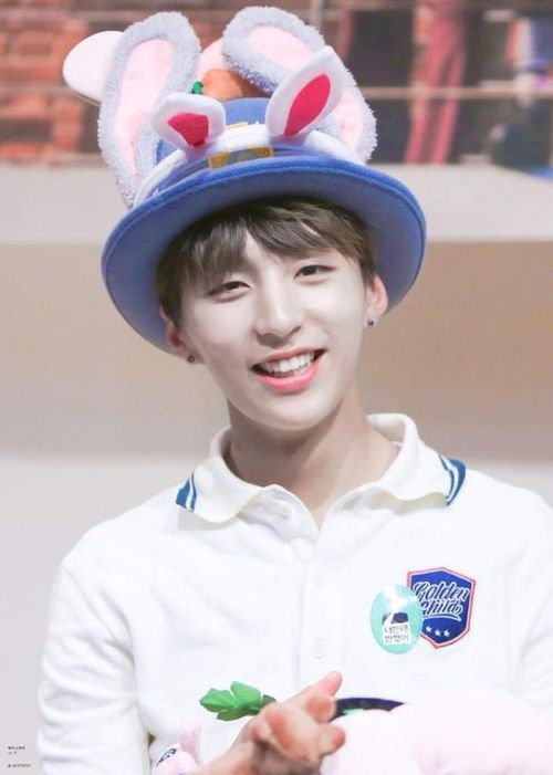 "Bản sao Jungkook" Y (Golden Child) chính là chú thỏ bước ra từ phim hoạt hình