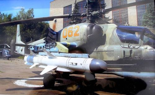 Trực thăng Nga có một lợi thế quan trọng hơn hẳn AH-64, đó là khả năng phóng tên lửa chống hạm Kh-35. Tên lửa Hellfire cũng có thể sử dụng tấn công các mục tiêu mặt nước, nhưng đầu đạn tên lửa chống tàu của Nga uy lực hơn nhiều (145 kg so với 8 kg đối với Hellfire).