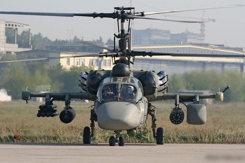 Tên lửa Hellfire có khả năng xuyên giáp đồng chất đến 800 mm. Trong khi tên lửa Ataka của Ka-52 xuyên giáp đến 950 mm và Vikhr có thể xuyên đến 1.000 mm giáp đồng chất. Điểm hạn chế là do thiết kế động cơ và giới hạn giá treo cánh của Ka-52, máy bay chỉ có thể mang 12 tên lửa chống tăng, trong khi Apache mang đến 16 tên lửa.