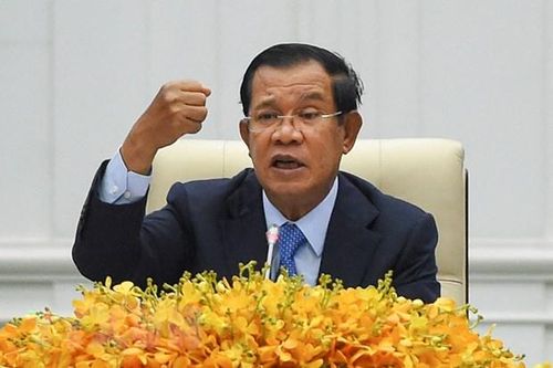 Thủ tướng Campuchia Hun Sen tại cuộc họp báo ở Phnom Penh. (Ảnh: AFP/TTXVN)