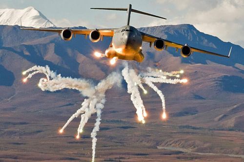 Chuyến bay đầu tiên của C-17 là vào năm 1991, và sau đó được đưa vào biên chế trong Không quân Mỹ năm 1995. Mục đích chế tạo C-17 là để thay thế phi đội máy bay C-15 và tiến hành vận chuyển hàng hóa cỡ lớn