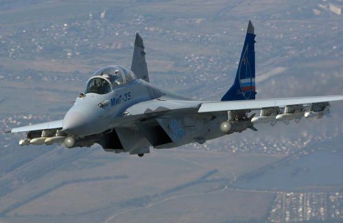 MiG-35 Fulcrum là máy bay tiêm kích đa năng thế hệ thứ 4, có giá 48,6 triệu USD. Máy bay này được đưa vào sử dụng năm 2007 và vẫn chưa “nghỉ hưu”. Lần xuất hiện đầu tiên của MiG-35 Fulcrum là tại Triển lãm Hàng không Aero India ở Ấn Độ