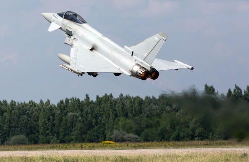 Saab là công ty của Thụy Điển sản xuất loại máy bay JAS 39 Gripen. Nó sở hữu 1 động cơ duy nhất, có giá từ 45-55 triệu USD và được đưa vào sử dụng lần đầu tiên năm 1988