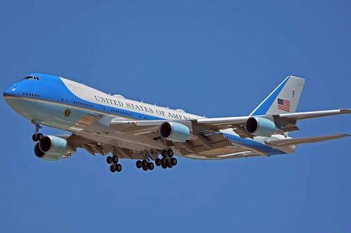 Chuyên cơ Air Force One (Không lực Một) được đưa vào sử dụng lần đầu tiên năm 1990 và tiêu tốn khoản tiền khổng lồ 660 triệu USD. Máy bay này được thiết kế đặc biệt để chở Tổng thống Mỹ
