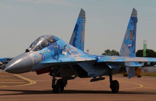 Su-27 Flanker có giá khoảng 41,2 triệu USD và vẫn được sử dụng sau khi trình làng vào năm 1977. Ban đầu, nó được Liên Xô sản xuất để cạnh tranh với các máy bay chiến đấu thế hệ thứ 4 của Mỹ. Su-27 có tầm hoạt động lớn, trang bị vũ khí hạng nặng và cơ động linh hoạt