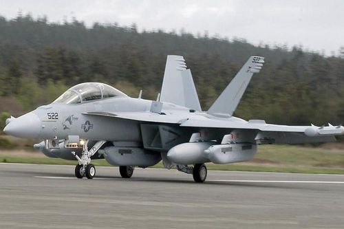 EA-18G Growler là loại máy bay hoạt động trên tàu sân bay được thiết kế để chuyên tác chiến điện tử. Lý do đằng sau sự ra đời của nó là để thay thế máy bay EA-6B Prowlers. EA-18g Growler có giá 74,8 triệu USD