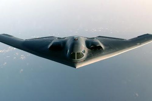 B-2 Spirit là máy bay ném bom tàng hình chiến lược đa nhiệm vụ được trang bị công nghệ tàng hình, mang theo không chỉ các loại bom thông thường mà còn cả bom hạt nhân