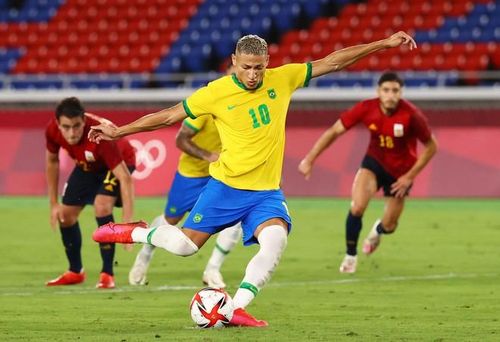 Richarlison đá 11m lên trời