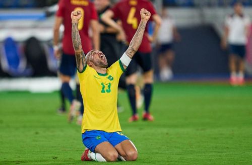 Lão tướng 38 tuổi Dani Alves ăn mừng sau khi bổ sung vào bộ sưu tập danh hiệu tấm huy chương vàng Thế vận hội. Cựu hậu vệ Barca đá chính toàn bộ trận đấu của Olympic Brazil tại giải năm nay.