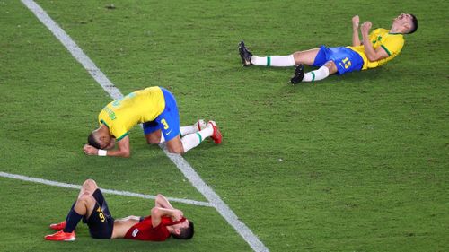 Tiếng còi mãn cuộc của trọng tài Chris Beath vang lên cũng là lúc cầu thủ Brazil và Tây Ban Nha đổ gục xuống sân sau 120 phút căng sức thi đấu. Niềm vui hiện rõ trên gương mặt dàn sao Nam Mỹ, trong khi Pedri cùng các chàng trai đến từ bán đảo Iberia lại không giấu nổi sự thất vọng.