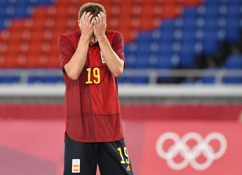Tây Ban Nha mang đến Olympic Tokyo đội hình gồm nhiều tuyển thủ quốc gia. Ở trận chung kết, Asensio, Olmo, Oyarzabal, Pedri, Pau Torres, Garcia, Simon đều đá chính, nhưng vẫn không thể giúp đoàn quân áo đỏ giành huy chương vàng bóng đá nam.