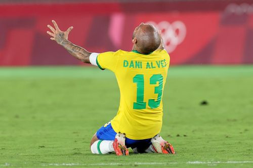  Alves có 6 danh hiệu La Liga, 5 Copa del Rey, 3 Champions Leagues, 3 FIFA Club World Cup, 2 UEFA Cup/Europa League, 2 Ligue 1, 2 Copa America, 2 FIFA Confederations Cup và một tấm HCV Olympic. 