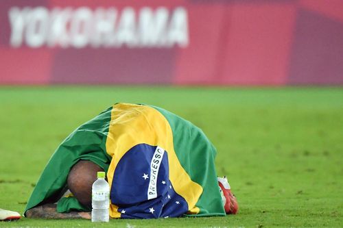 HLV trưởng tuyển Olympic Brazil Andre Jardine nhận xét: "Anh ấy là một thủ lĩnh, nhà vô địch. Alves có tài năng, uy tín lớn và được tất cả cầu thủ Brazil tôn trọng".