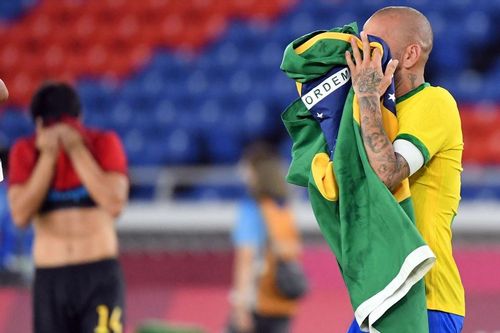  Trước Tây Ban Nha, Alves chuyền bóng chính xác đạt tỷ lệ 86%, có 3 pha tắc bóng thành công, 5 lần thu hồi bóng và 5 lần thắng tranh chấp tay đôi. Fotmob chấm Alves 8 điểm.
