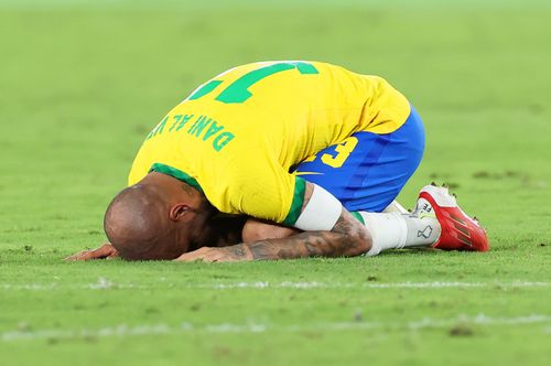  Sau khi Brazil đánh bại Tây Ban Nha 2-1 ở trận chung kết môn bóng đá nam, Alves hoàn tất bộ sưu tập HCV Olympic. Theo xác nhận từ FIFA, đây là danh hiệu thứ 44 trong sự nghiệp của Alves. 
