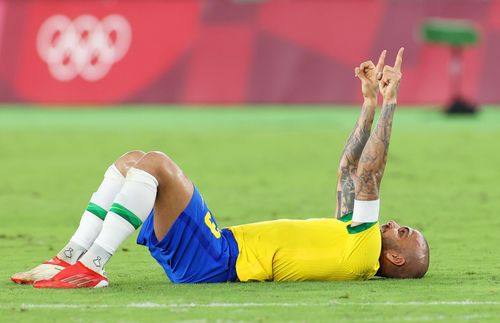 44 danh hiệu cũng là kỷ lục của Alves. Marca khẳng định không cầu thủ nào trong lịch sử đạt được thành tích ấn tượng hơn hậu vệ người Brazil. Người xếp thứ hai sau Alves là Messi với 38 danh hiệu có được.