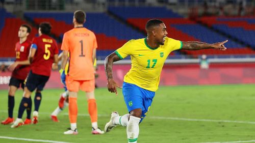  Trở lại với trận chung kết Olympic môn bóng đá nam, Matheus Cunha mở tỷ số cho Brazil ở phút 45+3 sau sai lầm của Pau Torres. Phút 61, Mikel Oyarzabal đưa trận đấu trở lại vạch xuất phát bằng pha nhoài người dứt điểm đẹp mắt. 