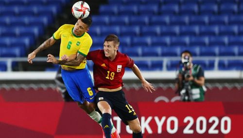 Guilherme Arana của Brazil trong pha tranh chấp cùng Dani Olmo của Tây Ban Nha. (Ảnh: Reuters)