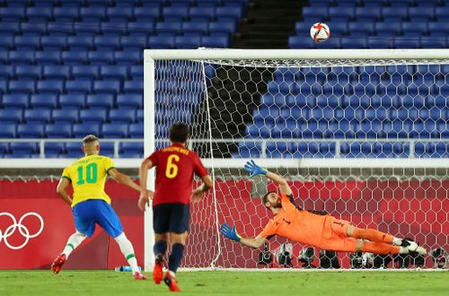 Richarlison bỏ lỡ cơ hội mở tỷ số cho Olympic Brazil. Ảnh: Getty.