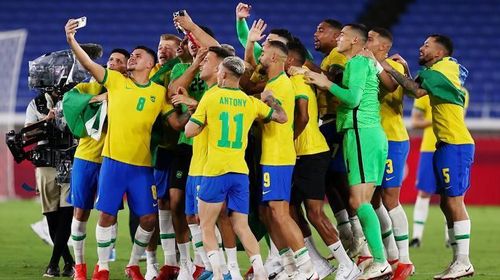 Các cầu thủ Brazil chụp ảnh tự sướng sau chiến thắng kịch tính